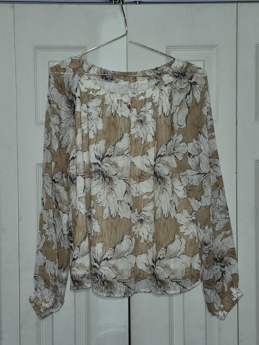 Women's Floral Long-Sleeve Blouse in Beige and White